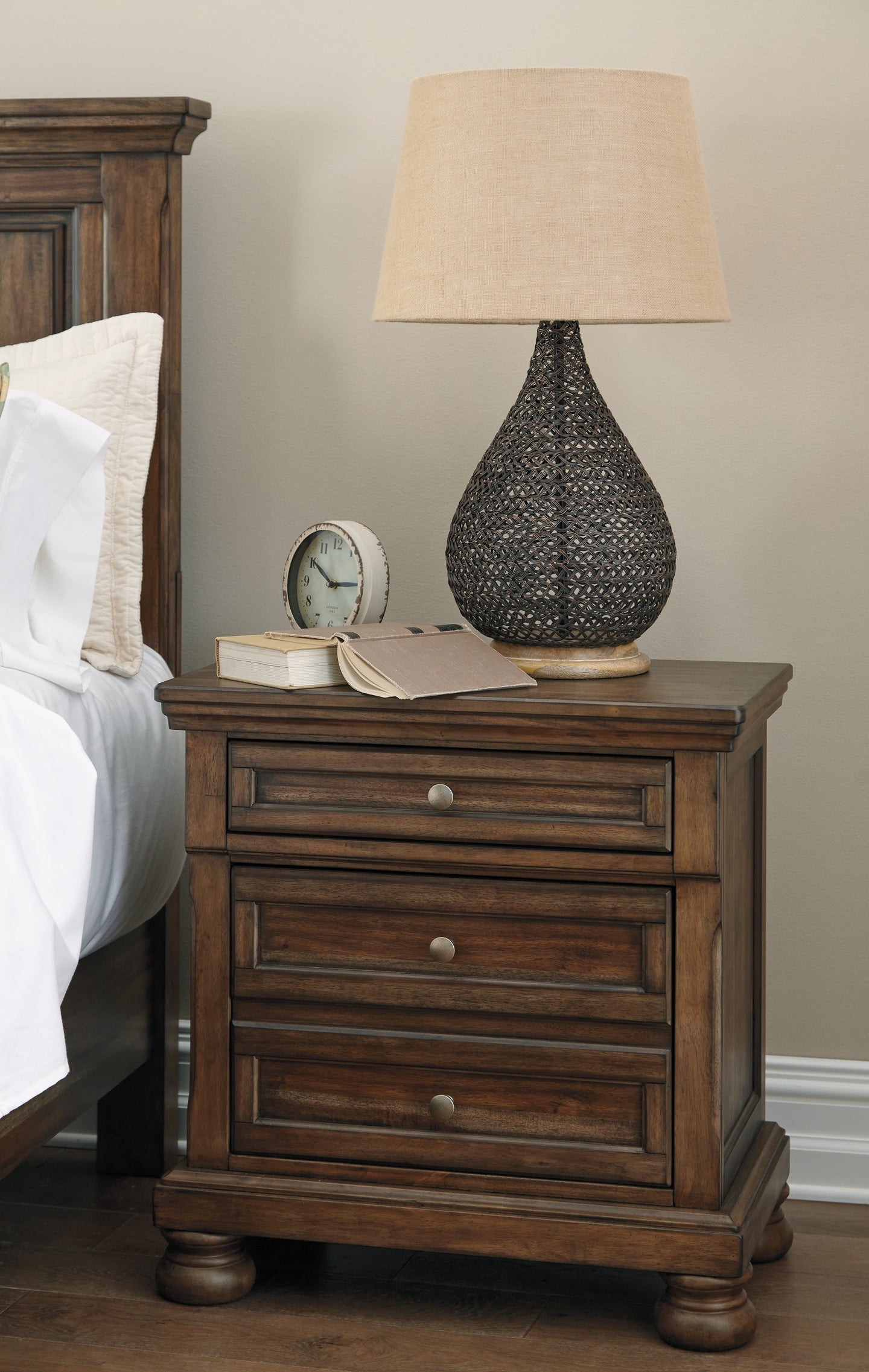 Flynnter Panel Bed With Mirrored Dresser, Chest And 2 Nightstands